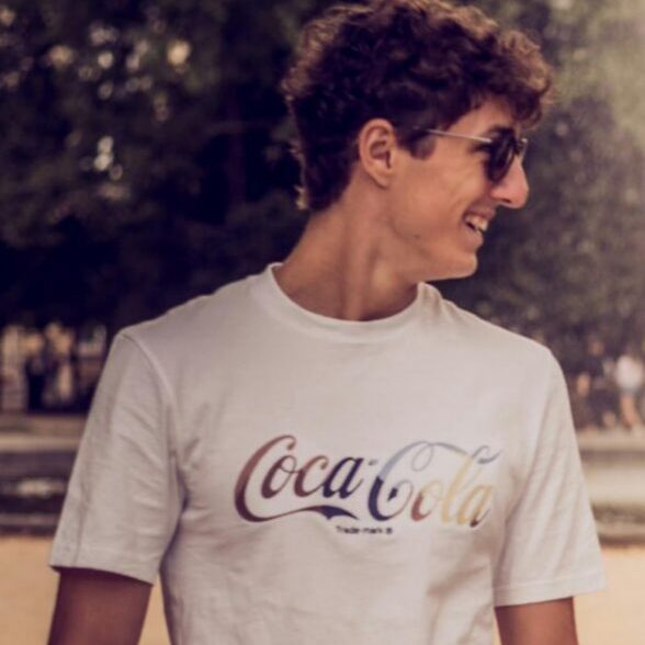 A joyful group of friends walking together near a water fountain in Brussels city park.